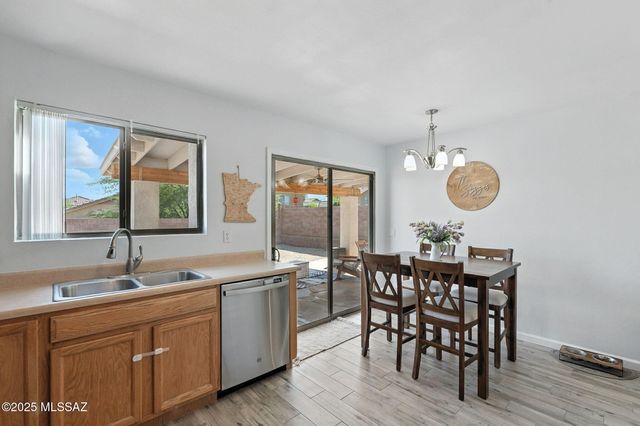 681 W Ash Ridge Drive, Green Valley, AZ 85614