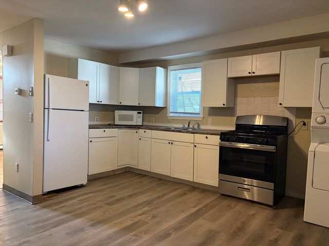 36 Cork St 36, Lowell, MA 02722