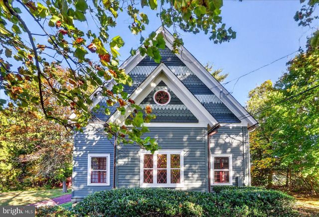 1098 EAGLE RD, Newtown, PA 18940