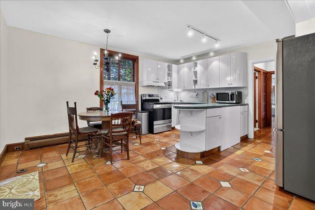 1098 EAGLE RD, Newtown, PA 18940