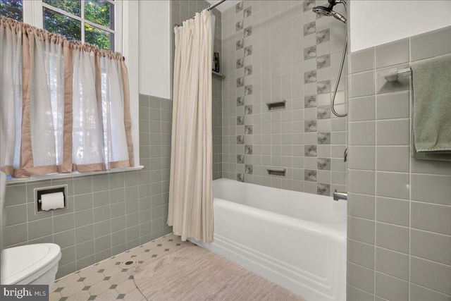 1098 EAGLE RD, Newtown, PA 18940