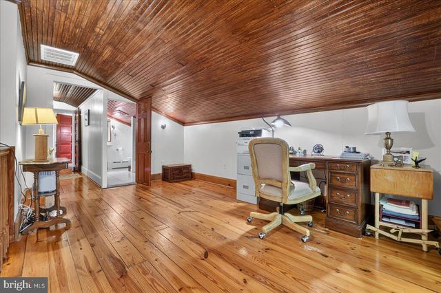 1098 EAGLE RD, Newtown, PA 18940