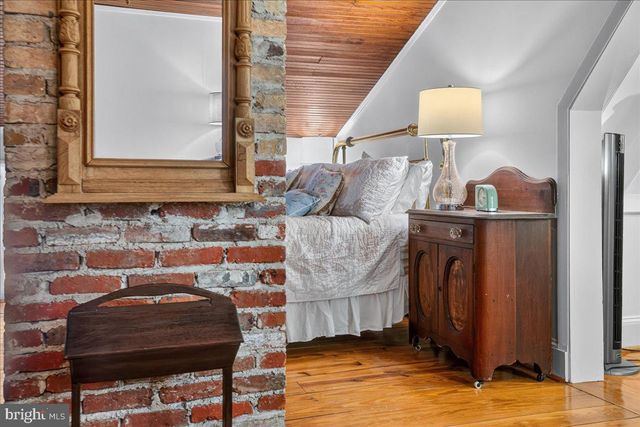 1098 EAGLE RD, Newtown, PA 18940