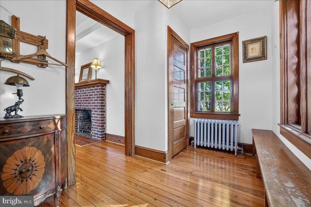 1098 EAGLE RD, Newtown, PA 18940