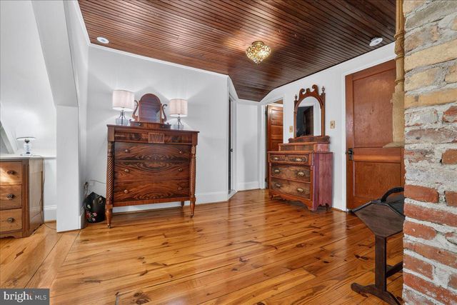 1098 EAGLE RD, Newtown, PA 18940