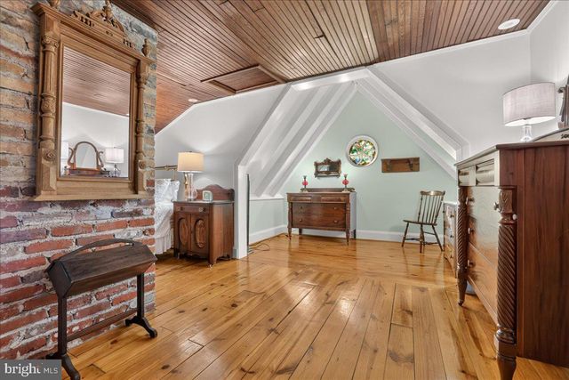 1098 EAGLE RD, Newtown, PA 18940