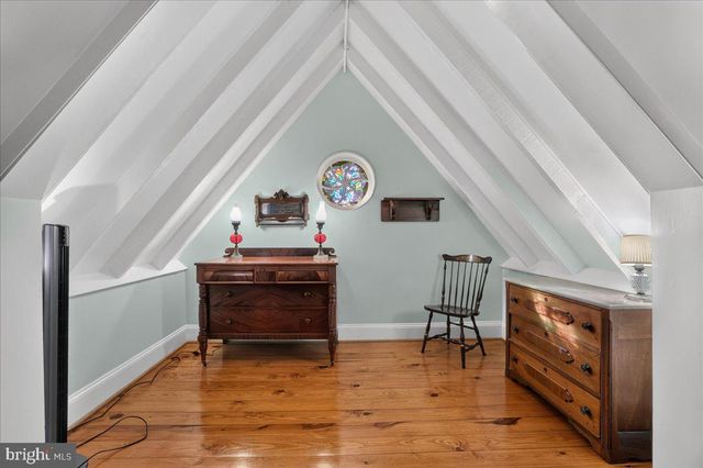1098 EAGLE RD, Newtown, PA 18940