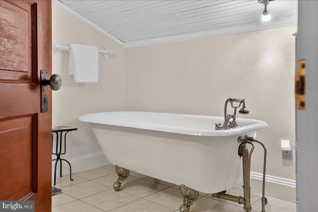 1098 EAGLE RD, Newtown, PA 18940