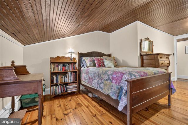 1098 EAGLE RD, Newtown, PA 18940