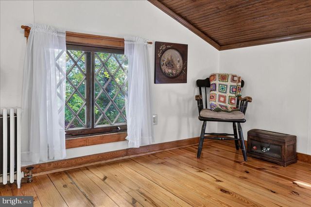 1098 EAGLE RD, Newtown, PA 18940