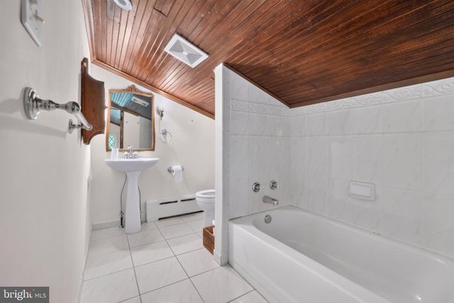 1098 EAGLE RD, Newtown, PA 18940