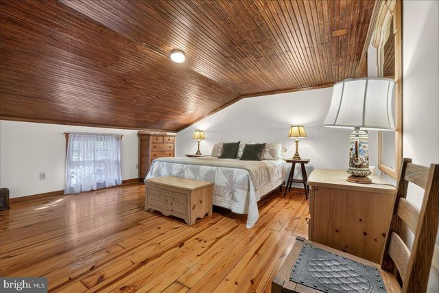 1098 EAGLE RD, Newtown, PA 18940
