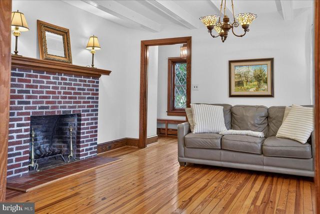 1098 EAGLE RD, Newtown, PA 18940