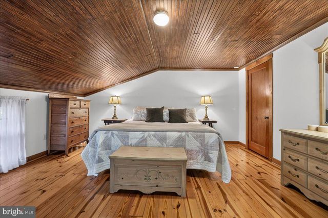 1098 EAGLE RD, Newtown, PA 18940