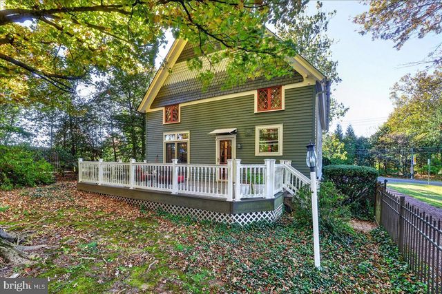 1098 EAGLE RD, Newtown, PA 18940