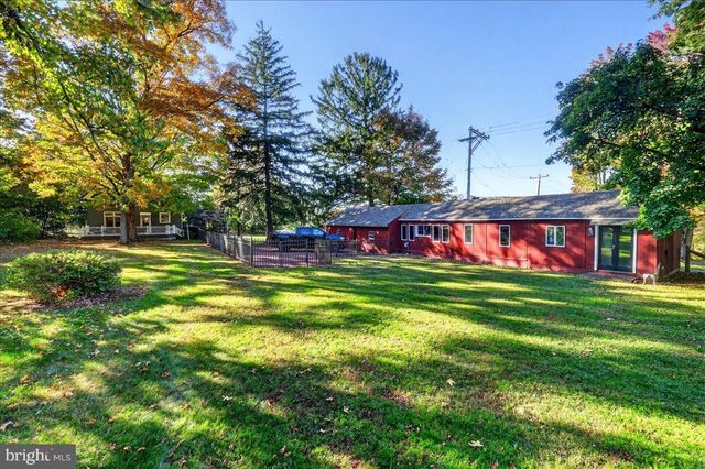 1098 EAGLE RD, Newtown, PA 18940