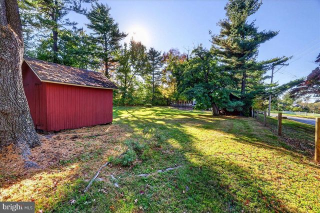 1098 EAGLE RD, Newtown, PA 18940
