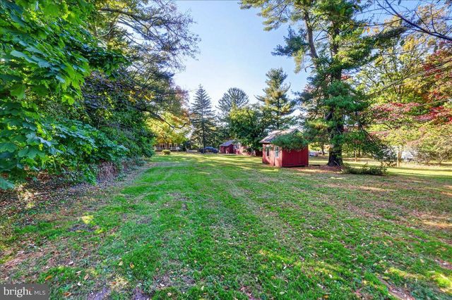1098 EAGLE RD, Newtown, PA 18940