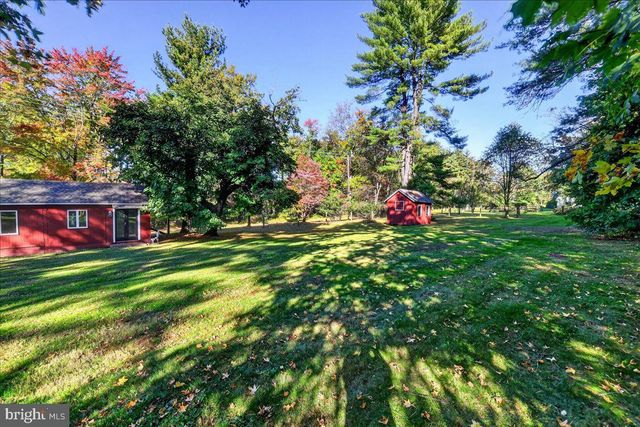 1098 EAGLE RD, Newtown, PA 18940