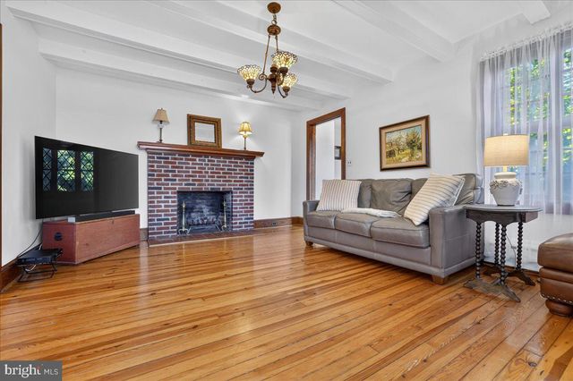 1098 EAGLE RD, Newtown, PA 18940