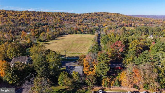 1098 EAGLE RD, Newtown, PA 18940