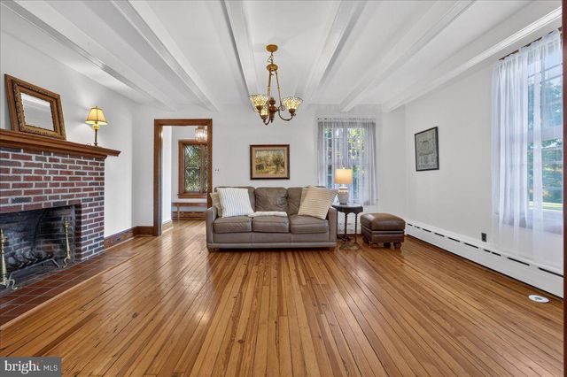 1098 EAGLE RD, Newtown, PA 18940