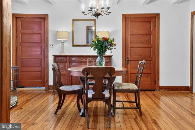 1098 EAGLE RD, Newtown, PA 18940