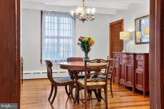1098 EAGLE RD, Newtown, PA 18940