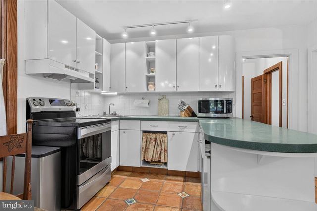 1098 EAGLE RD, Newtown, PA 18940