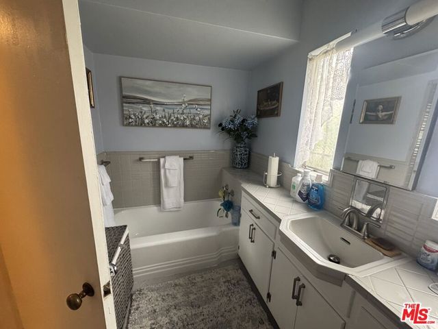 9520 S 2nd Avenue, Inglewood, CA 90305