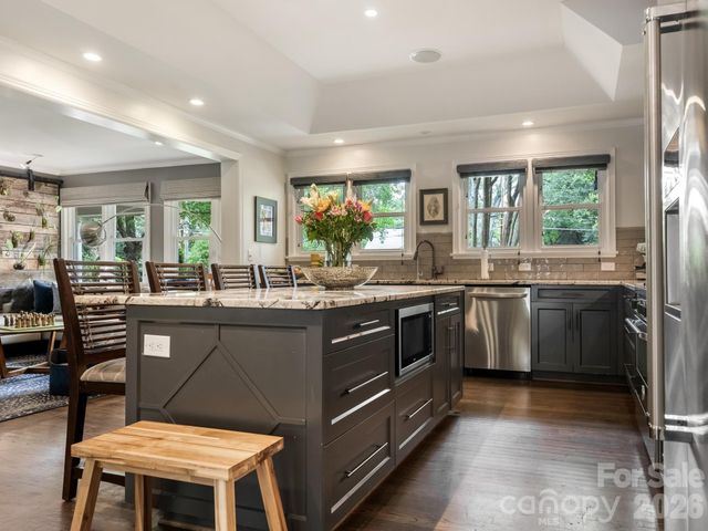 2652 Knollwood Road, Charlotte, NC 28211
