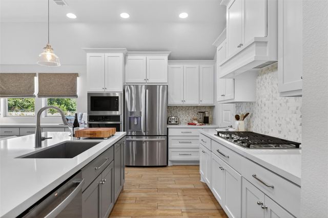 100 Peach Orchard LN, Georgetown, TX 78628