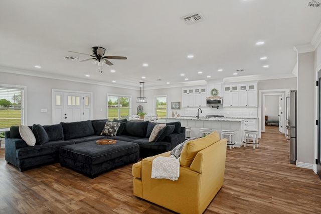 709 S BELL ROAD, Iowa Park, TX 76367