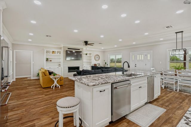 709 S BELL ROAD, Iowa Park, TX 76367