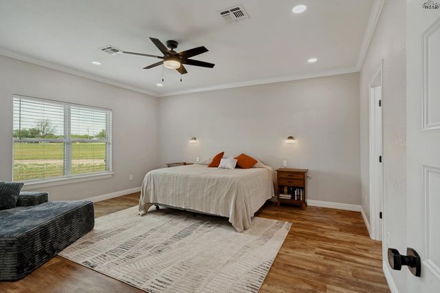 709 S BELL ROAD, Iowa Park, TX 76367