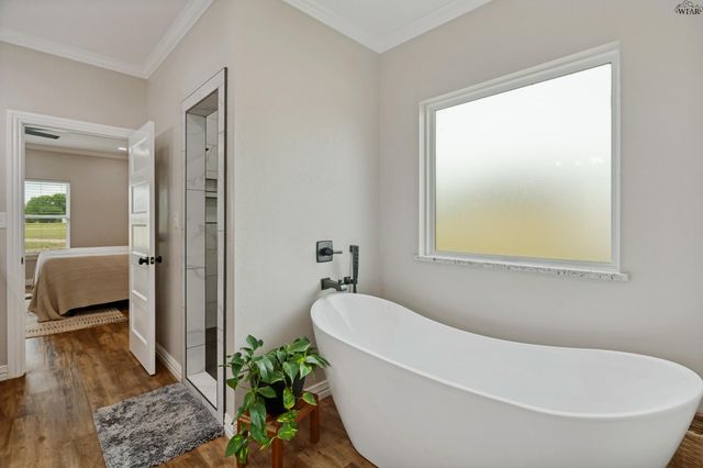 709 S BELL ROAD, Iowa Park, TX 76367