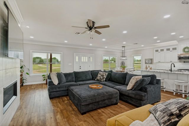 709 S BELL ROAD, Iowa Park, TX 76367