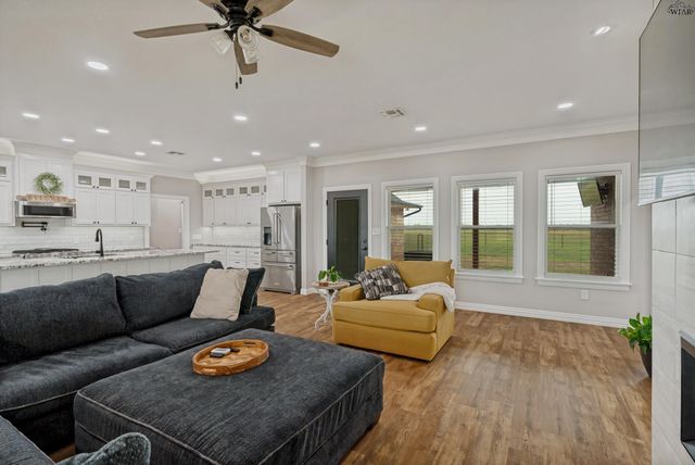 709 S BELL ROAD, Iowa Park, TX 76367