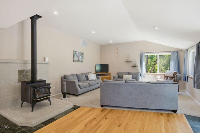 1410 Applegate Avenue, Grants Pass, OR 97527