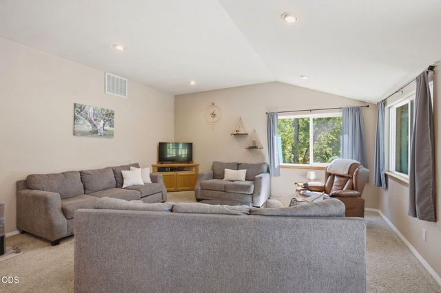 1410 Applegate Avenue, Grants Pass, OR 97527