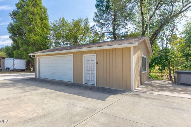 1410 Applegate Avenue, Grants Pass, OR 97527