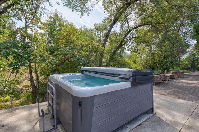 1410 Applegate Avenue, Grants Pass, OR 97527
