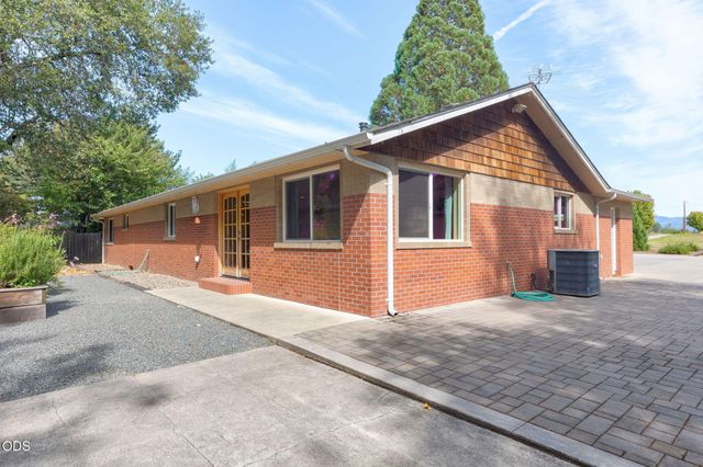 1410 Applegate Avenue, Grants Pass, OR 97527