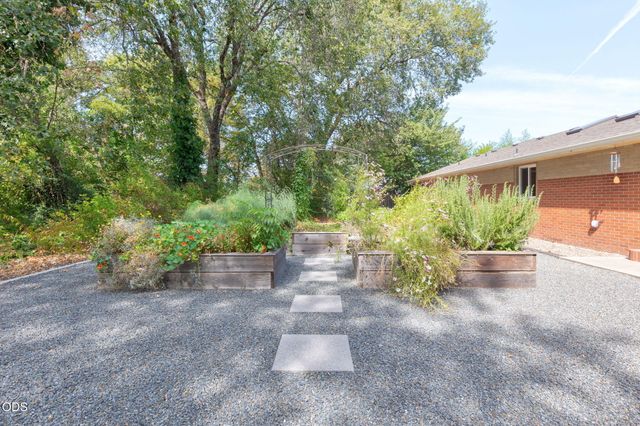 1410 Applegate Avenue, Grants Pass, OR 97527