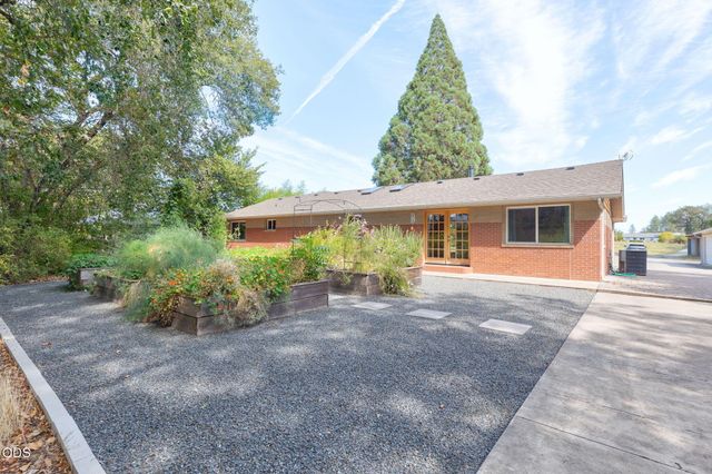1410 Applegate Avenue, Grants Pass, OR 97527