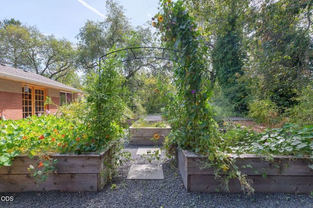1410 Applegate Avenue, Grants Pass, OR 97527