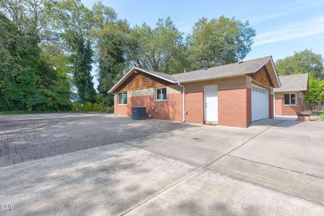 1410 Applegate Avenue, Grants Pass, OR 97527