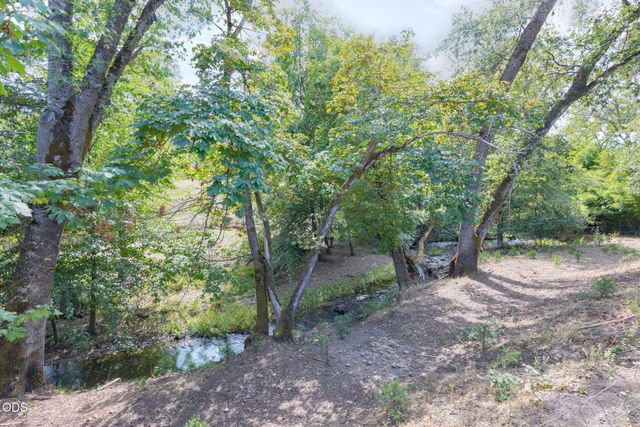 1410 Applegate Avenue, Grants Pass, OR 97527