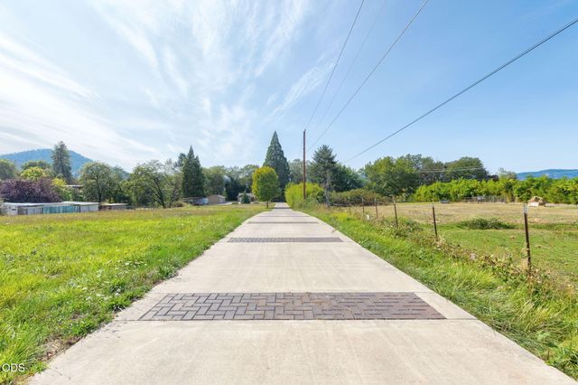 1410 Applegate Avenue, Grants Pass, OR 97527
