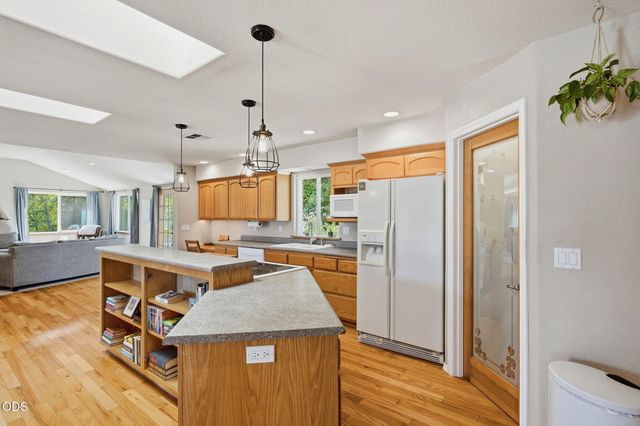 1410 Applegate Avenue, Grants Pass, OR 97527